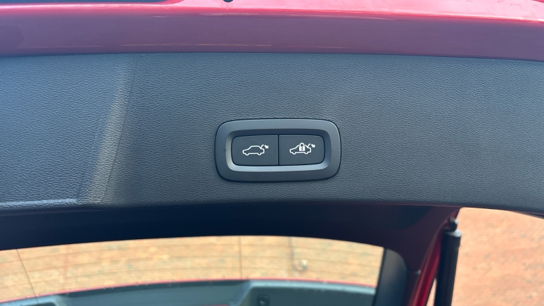 Volvo XC40 2.0 B4P Plus Dark 5dr Auto Petrol Estate